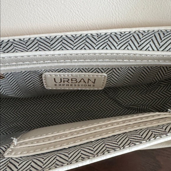 Elegant White Shoulder Bag - Picture 3 of 3